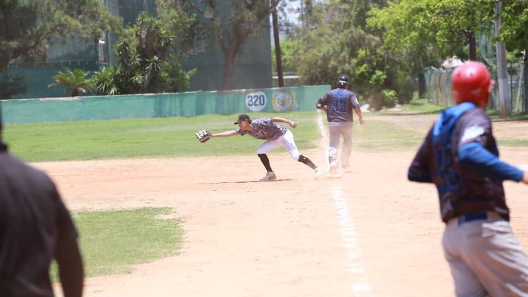 Los campos del Muralla albergan cada domingo los encuentros de la Liga de Beisbol 35 años y más.