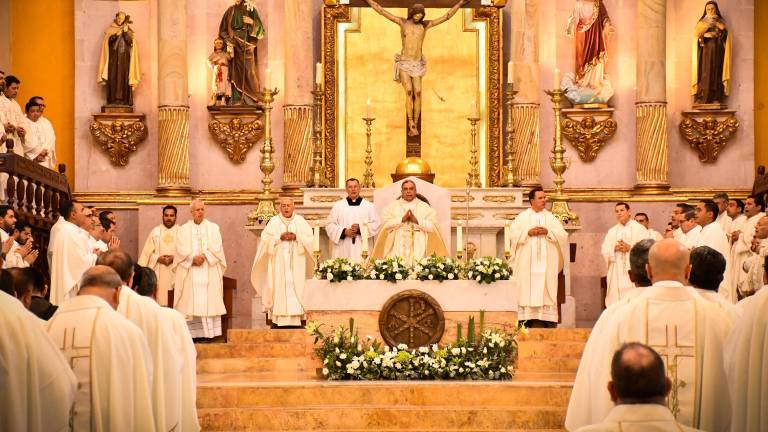 El Obispo de la Diócesis de Culiacán Jesús José Herrera Quiñónez en la preparación de los santos óleos.