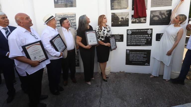 Muro de honor para los maestros reconocidos en Mazatlán.