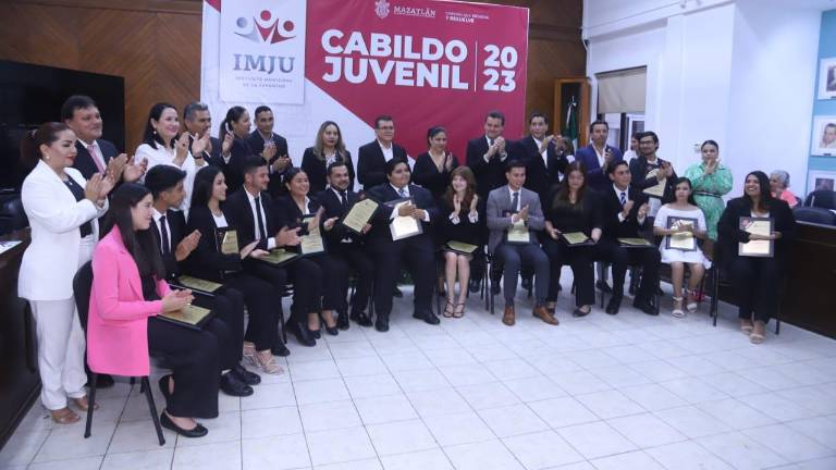 El Cabildo Juvenil de Mazatlán en su primera sesión realizada este sábado tras rendir protesta.