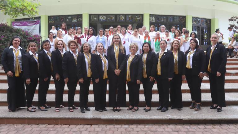 El Comité de Anspac Mazatlán encabezado por Imelda Morales de Chicuate y las damas egresadas del ciclo escolar 2024-2025, se toman la fotografía del recuerdo.