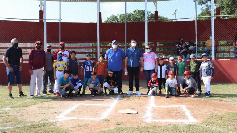 Autoridades municipales encabezan la inauguración de las obras.