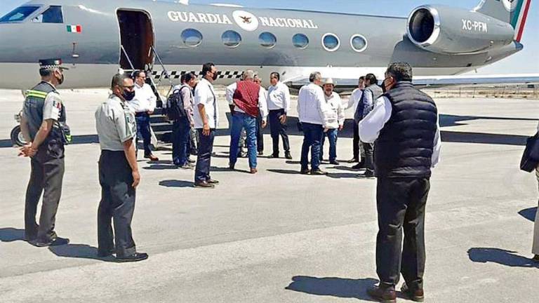El funcionario federal al llegar a Coahuila en avión de la Guardia Nacional.