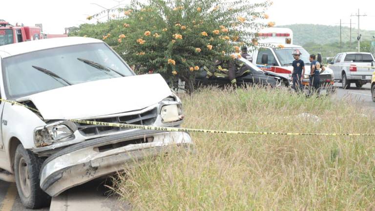 Un choque entre dos automóviles se registró sobre la carretera Internacional México 15, a la altura del Centro Penitenciario de Mazatlán.