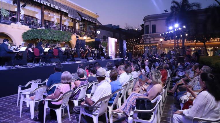 Cientos de personas disfrutaron la noche de este sábado el Día de la Música en Mazatlán.