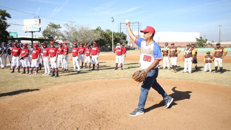 Sergio Núñez Sarabia realizó el primer lanzamiento en la inauguración oficial de la Liga de Beisbol Abierta 2021-2022.