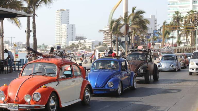 Cientos de vochos desfilan por la Avenida del Mar.