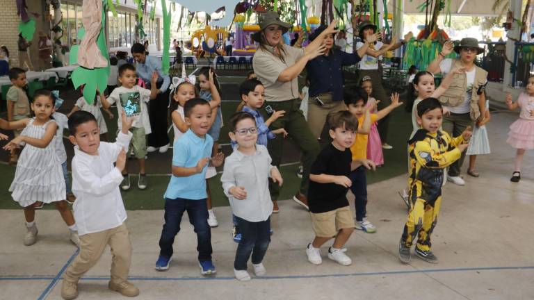 Los alumnos de preescolar bailaron divertidas coreografías con sus maestras.