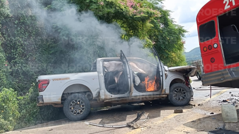 El choque entre un camión de pasajeros y una camioneta en la carretera Mazatlán-Concordia dejó varios heridos y daños materiales.