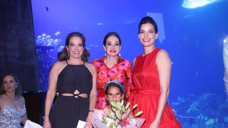 Letty Coppel entre sus hijas Hayley y Bárbara Coppel, y su nieta Amaia Hank Coppel.