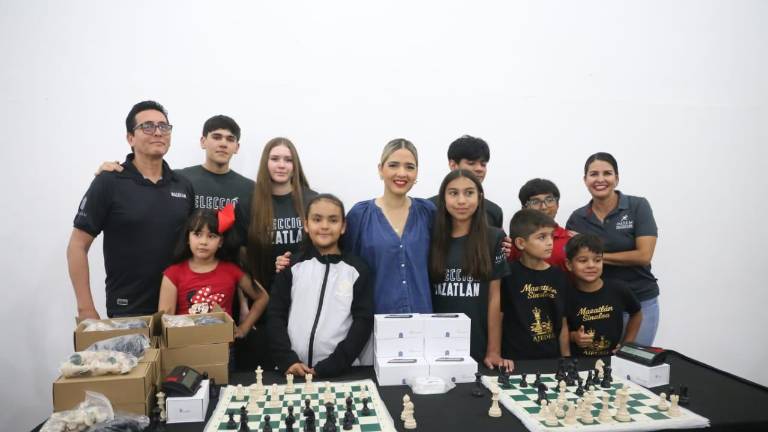 Estrella Palacios encabeza la entrega de material deportivo.