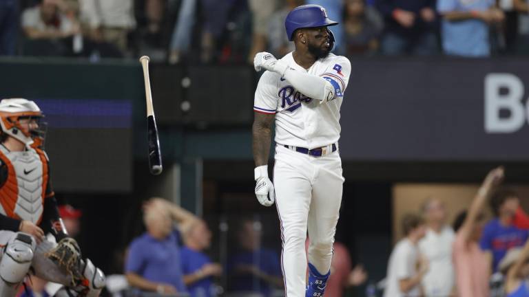 Adolis García observa su cuadrangular, el cual sirvió para que los Rangers avanzaran a la Serie de Campeonato de la Liga Americana.