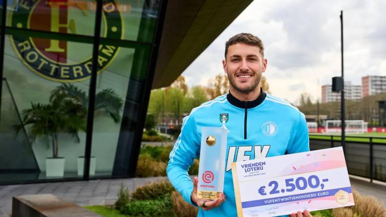 Santiago Giménez recibe premio y cheque.
