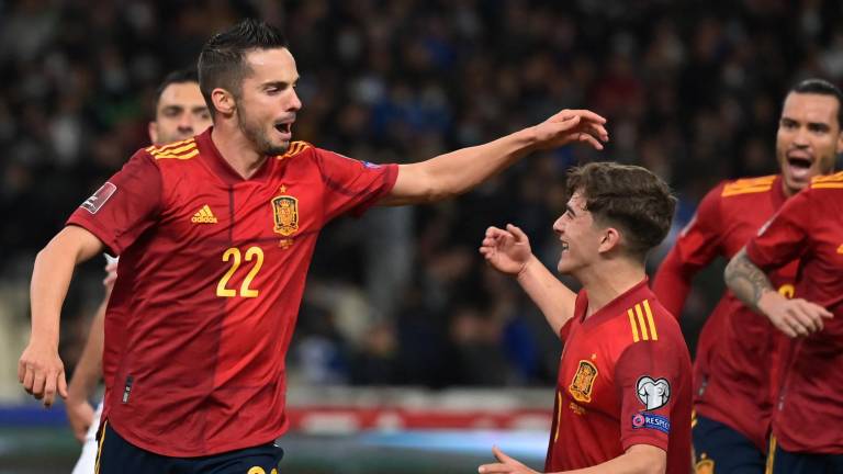 Pablo Sarabia marca de penalti el gol del triunfo de España.