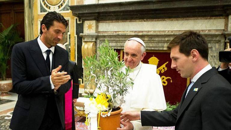 Lionel Messi (derecha) y Gianluigi Buffon, durante una visita al Papa Francisco.