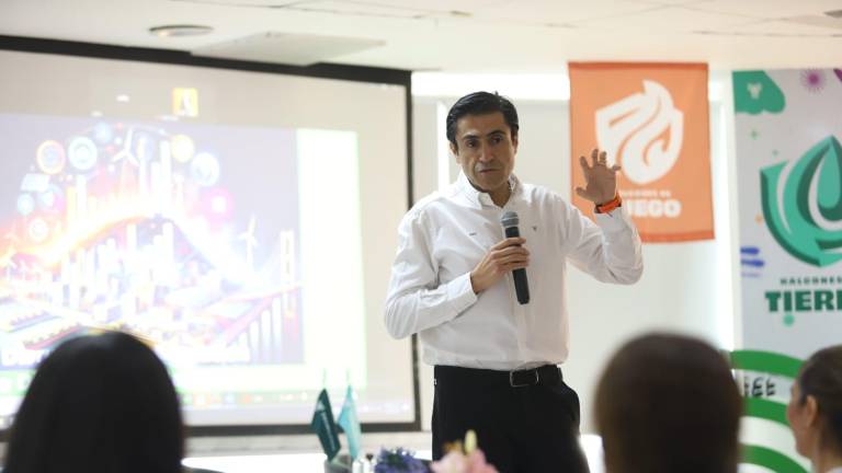 Julio Ernesto Peña Gaviria imparte la conferencia “Las oportunidades de mercado en una era de disrupción digital”.