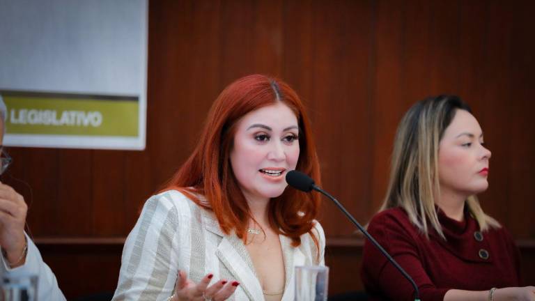 Flor Emilia Guerra Mena, Secretaria de Pesca de Sinaloa, respondió a las críticas sobre los apoyos a los pescadores durante su comparecencia ante el Congreso del Estado.
