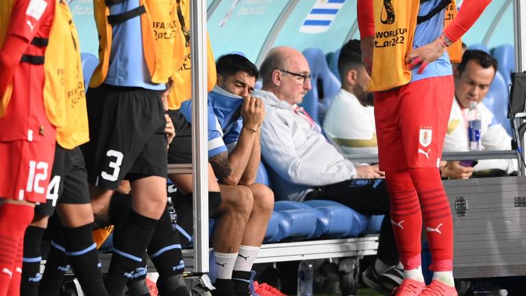 Luis Suárez llora en la banca la eliminación charrúa.