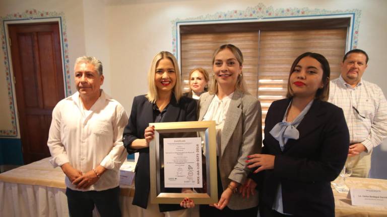 Estrella Palacios entregó certificados y banderines a los hoteles.