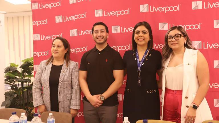 Representantes de Hersa y Liverpool anuncian el desfile de modas.