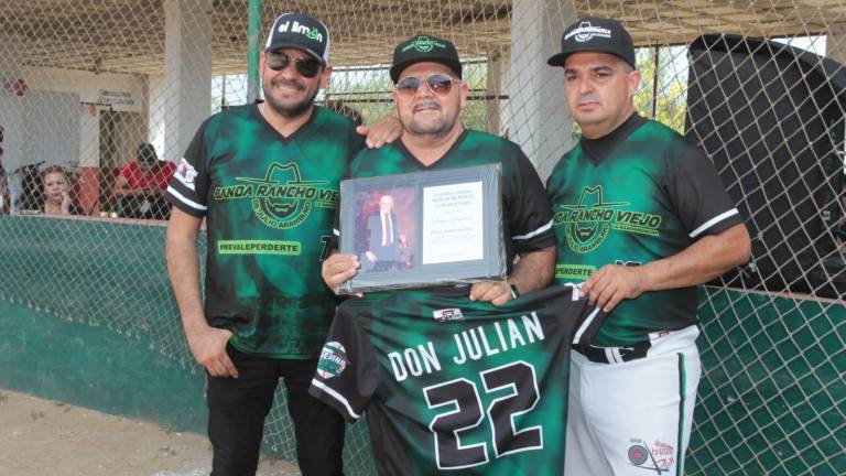 Los hijos de Julián Arámburo reciben el reconocimiento póstumo a su padre.
