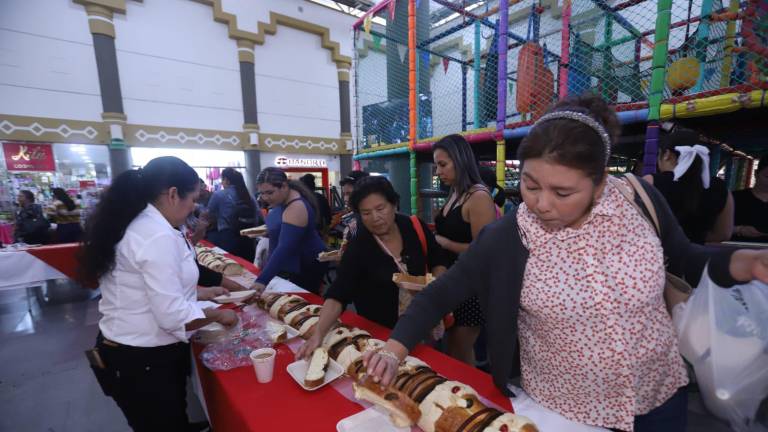 La rosca midió 36 metros y fue repartida a los clientes y a la gente que se encontraba en la plaza.