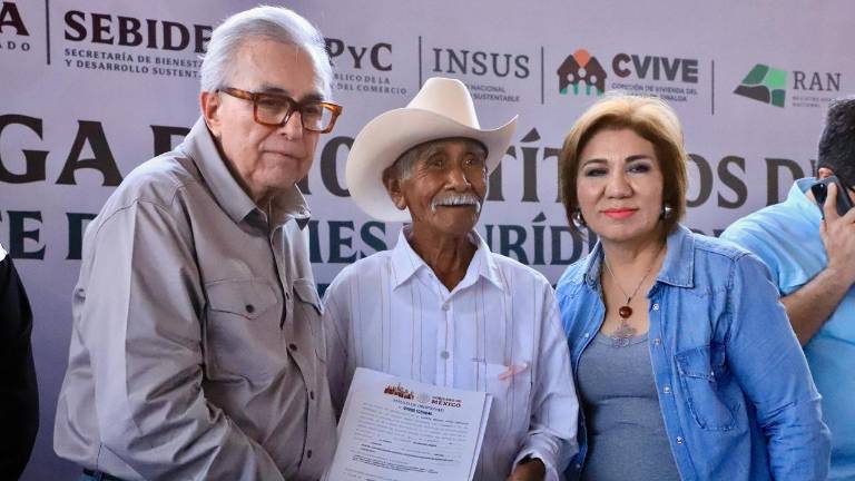 Por primera vez en la historia, familias de comunidades indígenas de Choix y El Fuerte en el norte de Sinaloa, reciben la certeza jurídica que les acredita como dueños de la propiedad que habitan, al haber recibido de manos del Gobernador Rubén Rocha Moya, las escrituras.