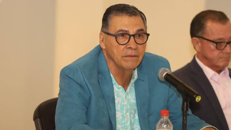 El politólogo Ernesto Hernández Norzagaray presenta su libro ‘Razones para amar a Mazatlán’, de Editorial UAS, en la Galería Ángela Peralta.