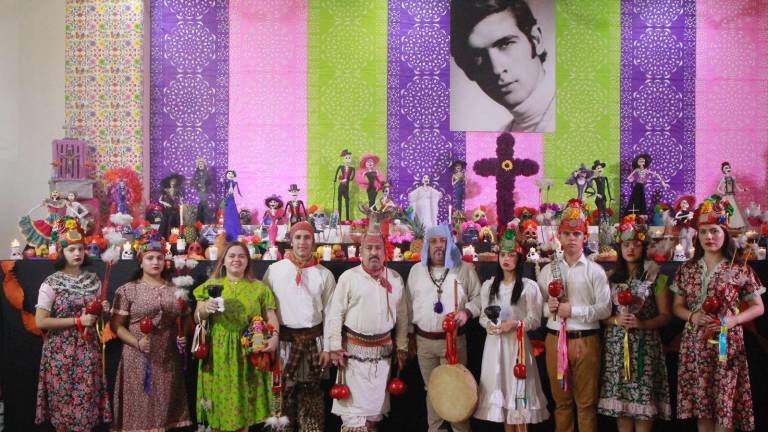 En la Escuela de Artes José Limón se dedicó un altar al dramaturgo Óscar Liera.