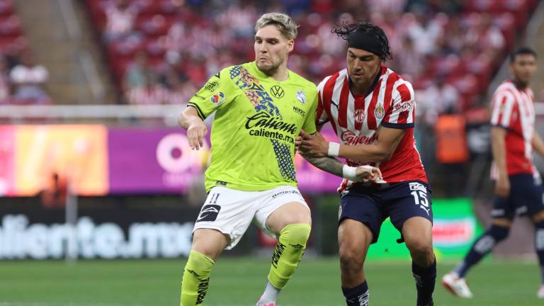 El sinaloense Érick Gutiérrez (derecha) fue el autor del gol del triunfo para el Guadalajara.