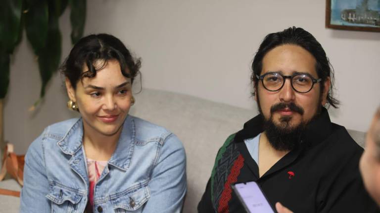 La soprano Rebeca de Rueda y Rodrigo Caravantes, director de Escena 77, en su visita a Datemex Mazatlán, informaron que la función tocará las fibras más sensibles de los asistentes.