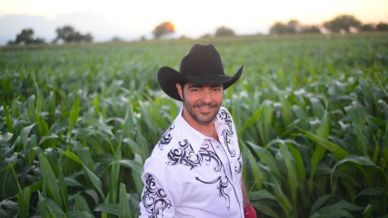 Pablo Montero se molesta con reportera y la golpea a manotazos.