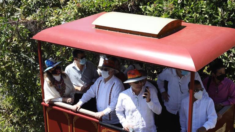 Las autoridades pasean en el funicular.