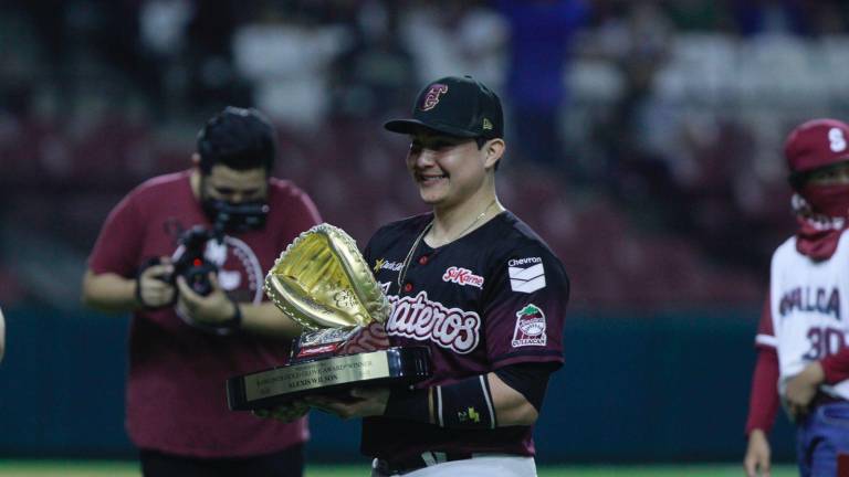 Alexis Wilson recibe su premio.