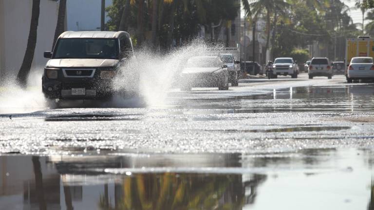 La avenida Cruz Lizárraga permanece bajo el agua estancada.