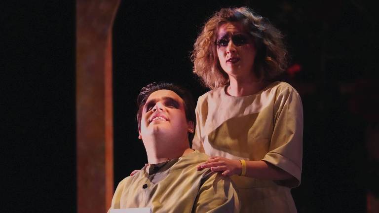 El tenor Carlos Velázquez y la soprano Mariana Ruvalcaba fueron los protagonistas de la historia de ‘Elíxir de amor’ que se desarrolló en el teatro Ángela Peralta.