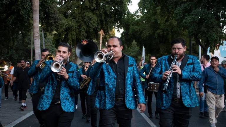 Las alegres notas de El sinaloense y El sauce y la palma sonaron en el trayecto final por el Paseo Niños Héroes.