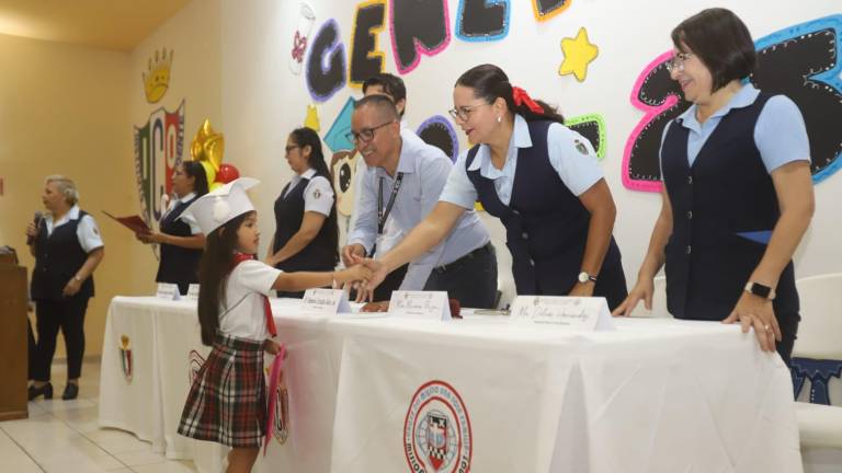 Los niños recibieron sus diplomas de manos de las autoridades del plantel encabezados por el Padre Xaveriano Ramón Cerratos.