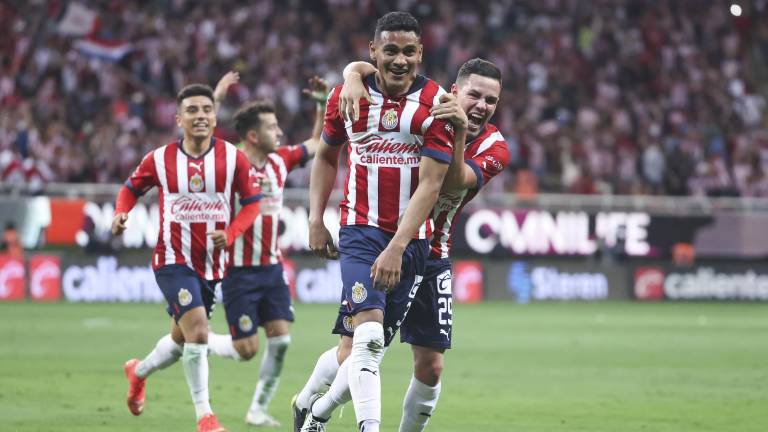 Gilberto Sepúlveda (der.) celebra su gol.