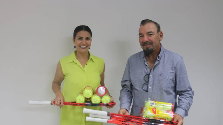 Arturo Loaiza Martínez recibe el material deportivo de manos de Fabiola Verde.