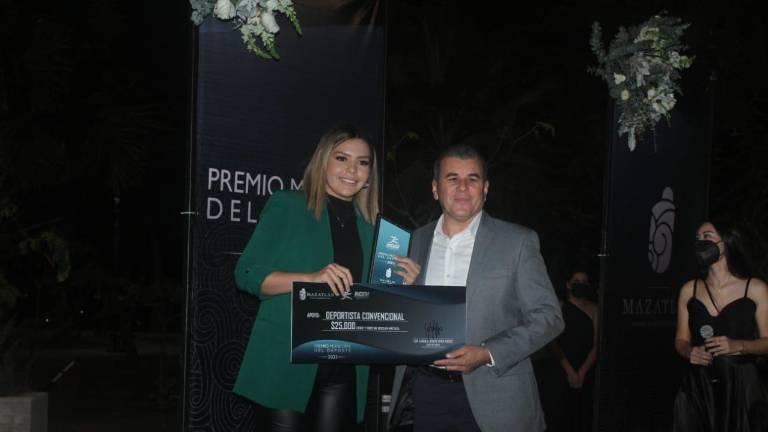 La boxeadora Brianda Tamara Cruz recibe su reconocimiento y premiación.