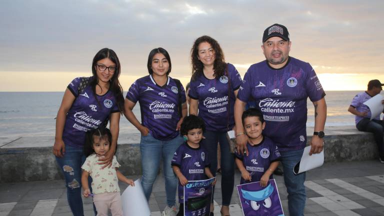 La familia Iturralde portando su jersey de Mazatlán FC disfrutó del atardecer porteño en Olas Altas.