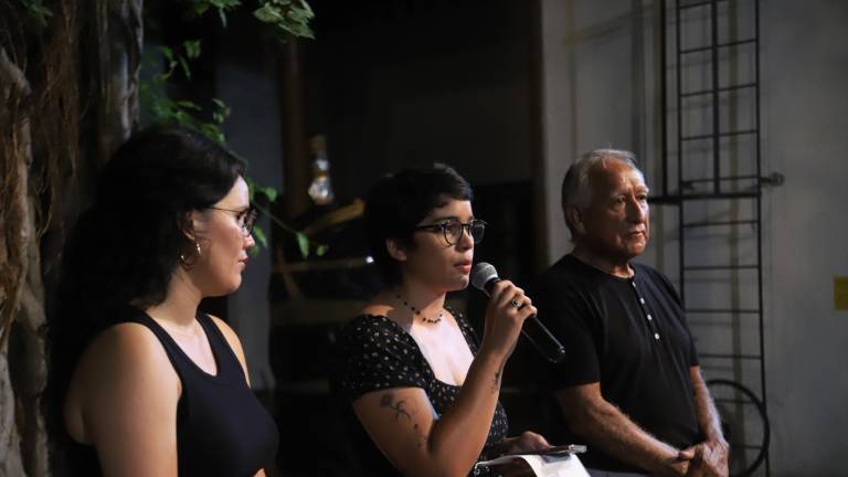 María Aurora Acosta inauguró la exposición “Recuerdos sin presencia: el caso de Joel Acosta”, en el Museo de Arte. Aquí la artista entre la curadora Elisa Ramírez y Miguel Ángel Ramírez Jardines.