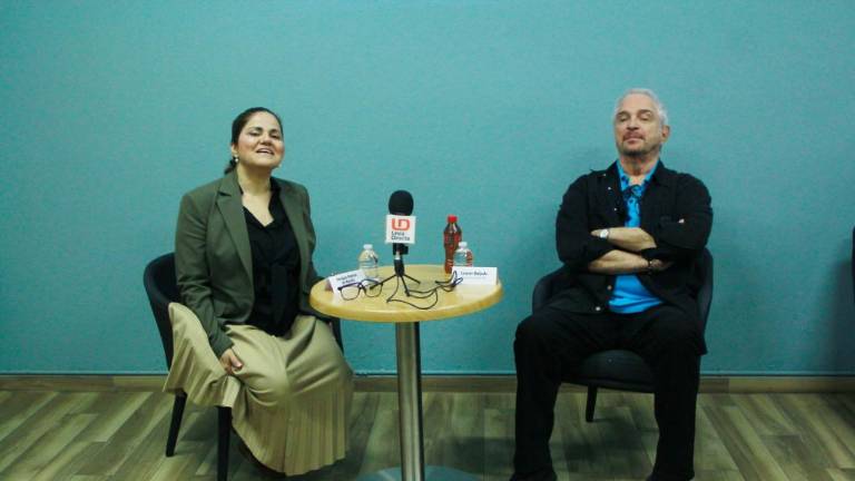 Leonor Quijada, directora de la Sociedad Artística Sinaloense y el maestro Enrique Patrón de Rueda.