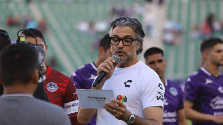 Jaime Camil participa en el último partido e la temporada de futbol en el Encanto.