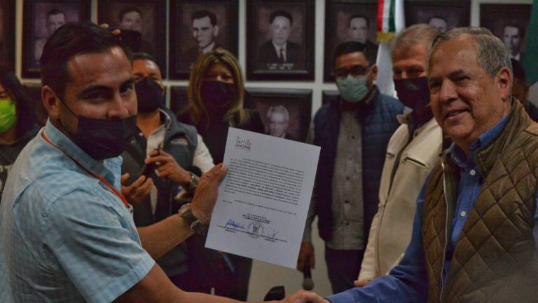 El Síndico Municipal de Topolobampo recibe su constancia.
