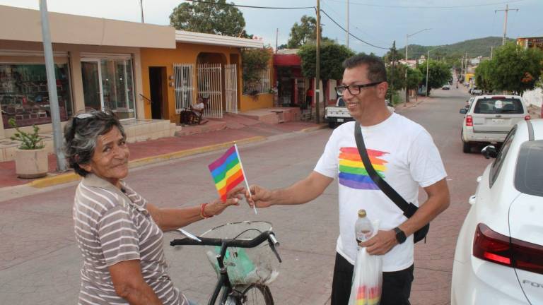 Moisés Muñoz Rivera comparte símbolos del Orgullo LGBT+ en El Rosario como un llamado abierto a la inclusión y el respeto.