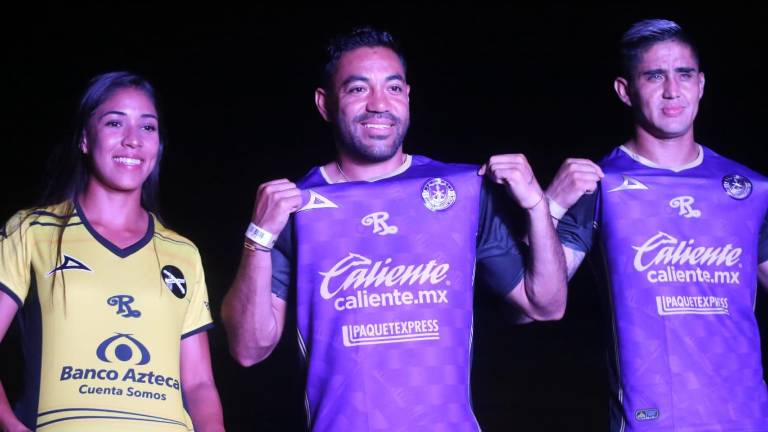 Melisa Ramos, Marco Fabián y Enrique Cedillo muestran la nueva casaca cañonera.