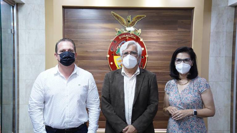 Giovanna Morachis Paperini y Adolfo Beltrán Corrales, del PAN, con Antonio Ríos Rojo, Secretario General del Congreso, en su registro
