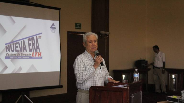Enrique Coppel Luken durante su conferencia con miembros de Canaco.